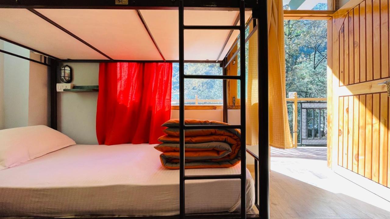 Madpackers Jibhi - Of Streamsides & Waterfalls Extérieur photo